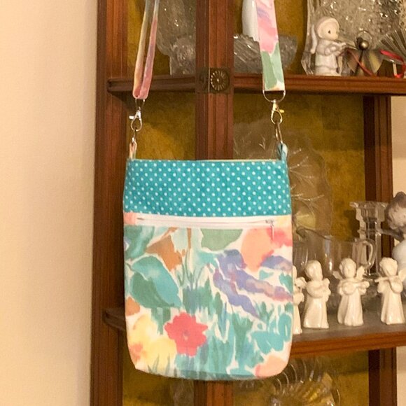Handmade Aqua Floral Cotton Crossbody Bag with Lining and Zippered Closure - Picture 9 of 10
